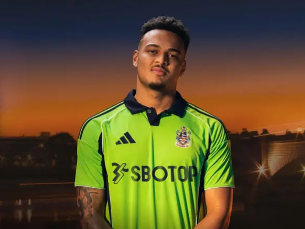 Fulham Rilis Jersey Tandang Musim Ini, Tampilkan Lambang 1995
